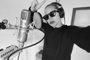 Lady Gaga trabalhando em estúdio