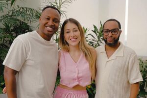 O cantor Thiaguinho, a colaboradora da Billboard Brasil Jessy Dalpino e o tecladista John Fossit