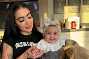 A cantora MC Mirella e sua filha Serena