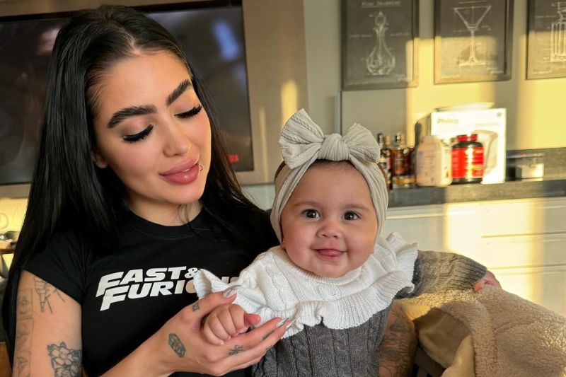 A cantora MC Mirella e sua filha Serena