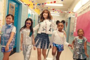 A cantora Lisa e crianças no vídeo de 'Rockstar'
