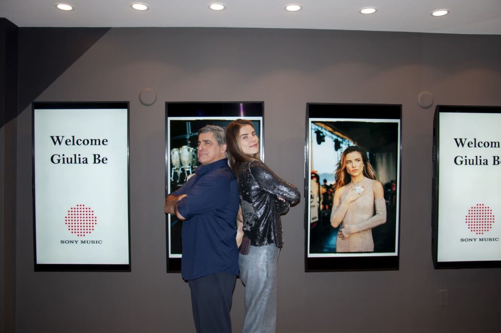 'Não é fácil se firmar nesse mercado': Giulia Be mira carreira internacional 1 Giulia assina com gravadora Sony