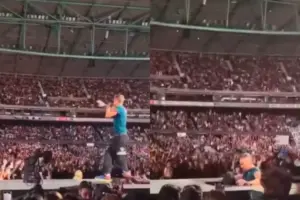 Chris Martin cai em show do Coldplay