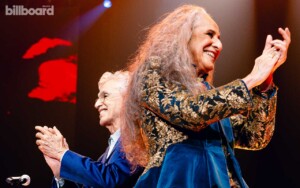 Caetano Veloso e Maria Bethânia juntos no palco; show foi indicado ao Grammy