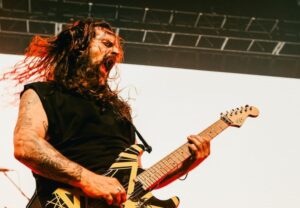 O guitarrista Andreas Kisser em ação pelo Sepultura (@oldriff)