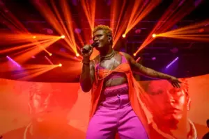 Liniker em show da tour 'Caju'