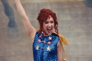 Chappell Roan no clipe de Hot to Go