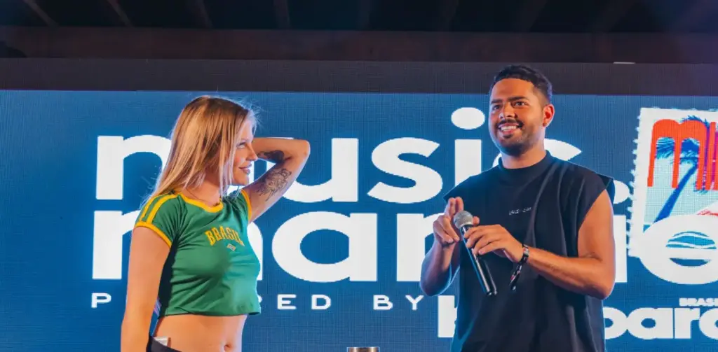 Luísa e Pedro fizeram pocket show na mansão (Nathalia Shumacher/Billboard Brasil)