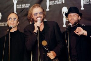 Os irmãos Robin, Barry e Maurice Gibb – que formaram os Bee Gees