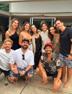A cantora Sandy e parte do elenco do programa 'Sandy & Junior'