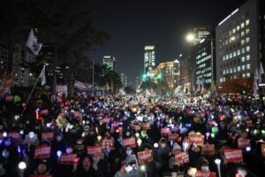 Bastões de luz de grupos de kpop se tornaram item essencial em manifestações contra presidente sul-coreano