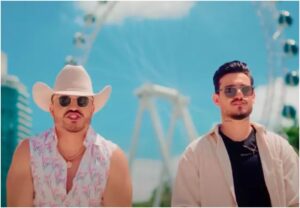 A dupla parananese Brenno e Matheus em cena do clipe 'Descer Pra BC' (Reprodução/YouTube)