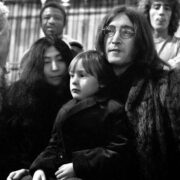 Yoko Ono, Julian Lennon e John Lennon em Londres em 1968