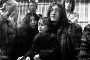 Yoko Ono, Julian Lennon e John Lennon em Londres em 1968