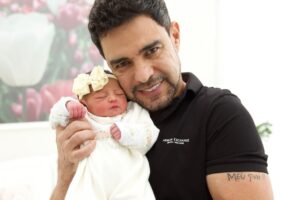 Zezé Di Camargo e a filha recém-nascida, Clara
