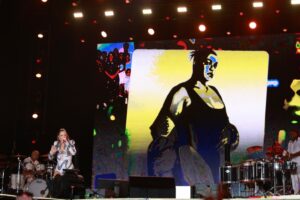 Ivete Sangalo homenageia Preta Gil em Copacabana, no Rio