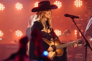 Lainey Wilson celebra sua inclusão na shortlist do Oscar de Melhor Canção Original com a faixa “Out of Oklahoma”, trilha sonora do filme Twisters