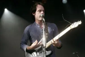 O vocalista do Clap Your Hands Say Yeah