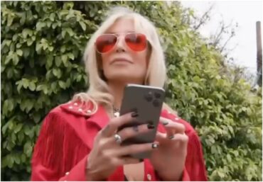 Inspirada em Cher, cantora do Femme Fatale e Vixen cria perfil no