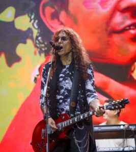 Luiz Caldas sola sua guitarra no Festival de Verão Fotos Renata Monteiro Brazil