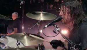 Dave Grohl em apresentaçã com Hervana