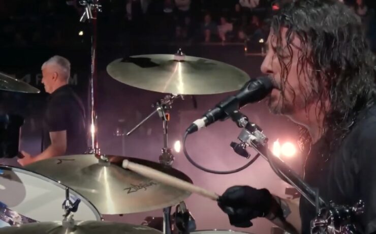 Dave Grohl em apresentaçã com Hervana