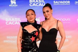 A cantora Mari Fernandez e sua namorada Julia Ribeiro