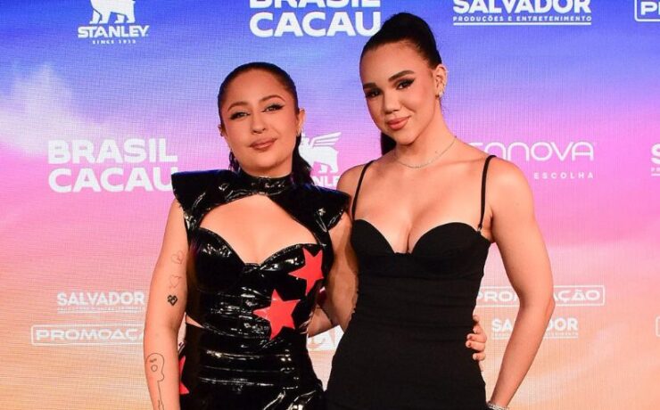 A cantora Mari Fernandez e sua namorada Julia Ribeiro