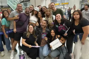 A cantora Emilia e seus fãs