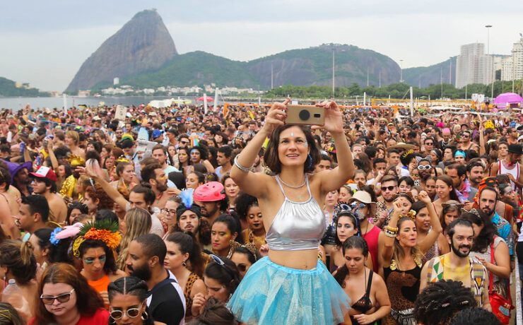 Os blocos ainda lotam ruas do Rio, com segurança. (Fernando Maia/ Riotur)