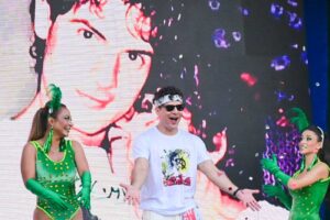 Camisa Verde e Branco presta homenagem a Cazuza junto do ator Daniel Oliveira