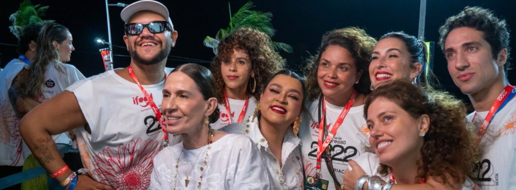 Preta Gil recebe carinho de amigos e familiares durante folia