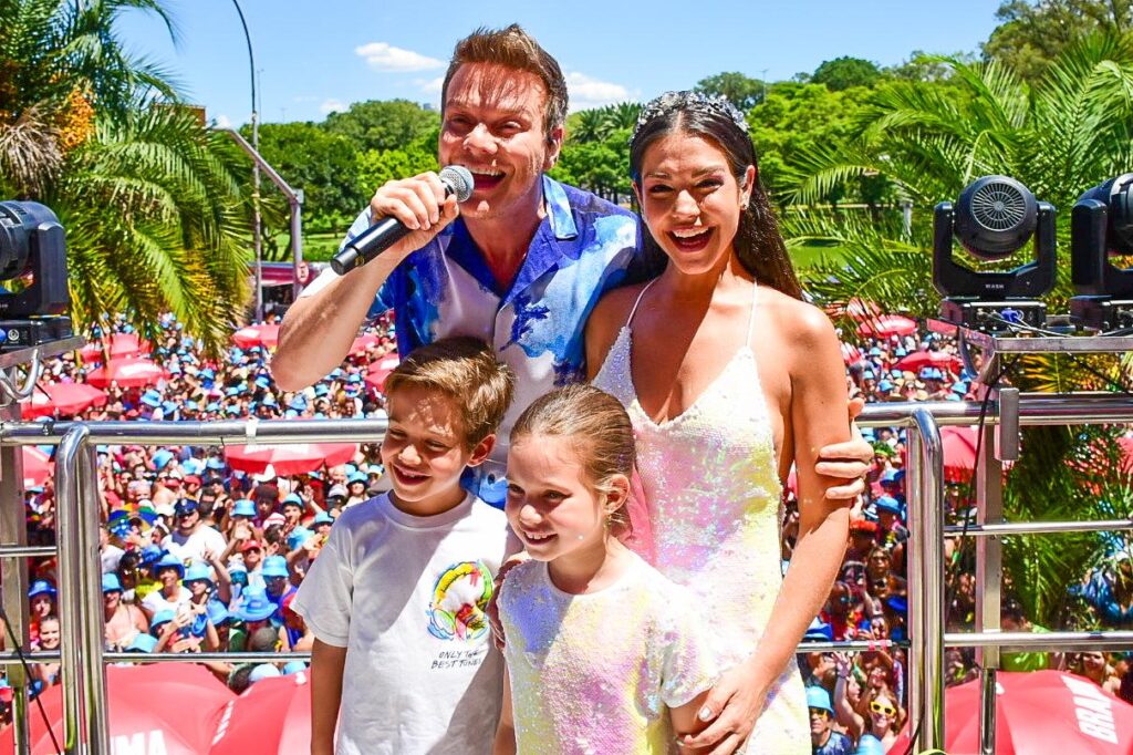 Michel Teló recebe a família em bloco sertanejo no Carnaval de São Paulo 1 Michel Teló com Thais Fersoza e os filhos, Teodoro e Melinda