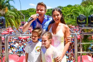 Michel Teló com Thais Fersoza e os filhos, Teodoro e Melinda