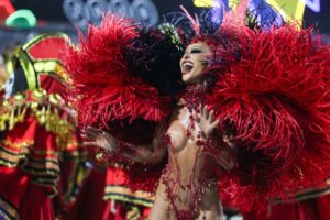 Sabrina Sato e a rainha de bateria da Vila Isabel e estava com uma fantasia de vampira (REUTERS/Pilar Olivares)