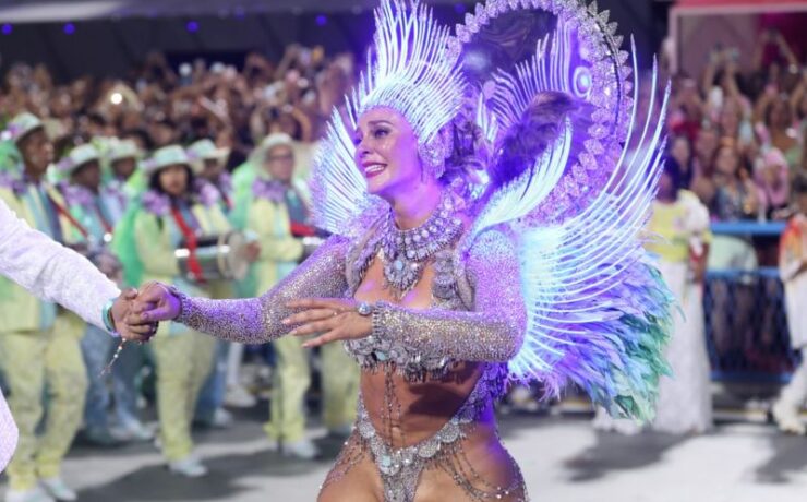 Paolla Oliveira se emociona em último desfile da grande Rio (Daniel Pinheiro/BrazilNews)