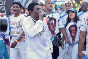 Neguinho puxa desfile da Beija Flor no sabado das campeas Roberto Filho Brazil News