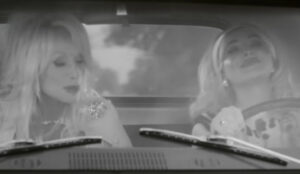 Sabrina Carpenter - Please Please Please ft Dolly Parton (reprodução YouTube)