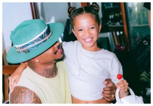 O cantor Gamadinho e a filha Antônia, responsáveis pelo hit 'Instinto' (Reprodução/Instagram)