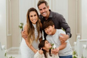 Simone Mendes, seu marido Kaká Diniz e os filhos Henry e Zaya