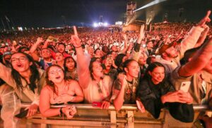 Mesmo no aperto entre temporal e capas de chuva, os fãs curtiram o show de Olivia Rodrigo no primeiro dia de Lollapalooza Brasil 2025 (Sidnei Lopes @observadordaimagem)