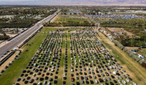 Público aguarda horas em filas para entrar no Coachella 2025