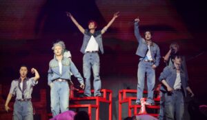 ENHYPEN durante show no Coachella 2025 (Daniel Cole/Reuters)