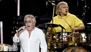 Roger Daltrey, vocalista do The Who, e ao fundo o baterista Zak Starkey