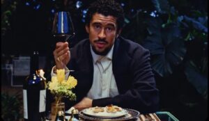 Bad Bunny fica vulnerável em relação ao amor no videoclipe assustador de 'BOKeTE' (reprodução YouTub