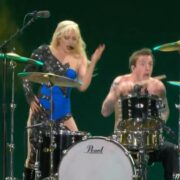 O baterista Tosh Peterson se destaca no show de Lady Gaga no Rio de Janeiro (reprodução_Globoplay)