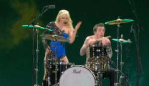 O baterista Tosh Peterson se destaca no show de Lady Gaga no Rio de Janeiro (reprodução_Globoplay)