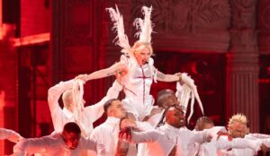 Lady Gaga performa 'Bad Romance' em Copacabana (Brazil News)