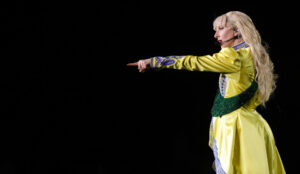 Com roupa da seleção brasileira, Lady Gaga faz show na Praia de Copacabana no RJ (Brazil News)