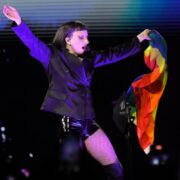 Lady Gaga segura uma bandeira LGBT+ durante o show na Praia de Copacabana no RJ (Brazil News)